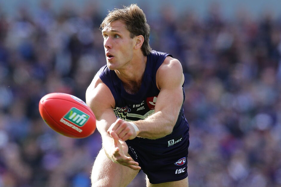 AFL 2016 Rd 23 - Fremantle v Western Bulldogs PERTH, AUSTRALIA - AUGUST 28: Matt de Boer of the Dockers handballs during the 2016 AFL Round 23 match between the Fremantle Dockers and the Western Bulldogs at Domain Stadium on August 28, 2016 in Perth, Australia. (Photo by Will Russell/AFL Media)
